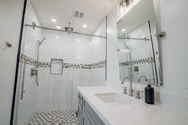 Building Photo - NO HOA Heated Pool-Gorgeous 3bed/2bath Home in Old Town Scottsdale