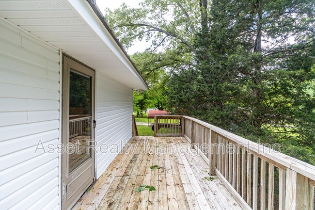 Building Photo - 513 Benton Cir