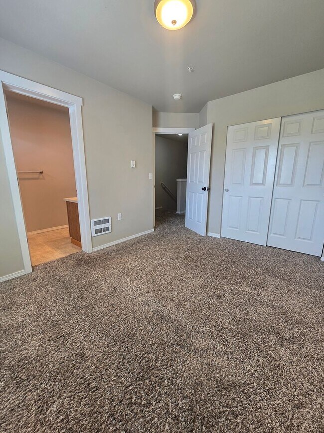 Building Photo - Possibly the Nicest & Most Convenient Townhome!