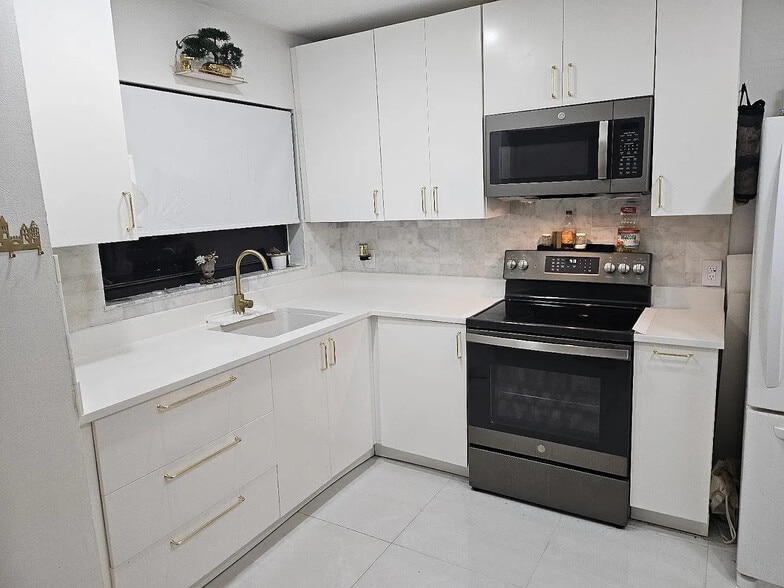 Kitchen - 1624 NW 90th Way