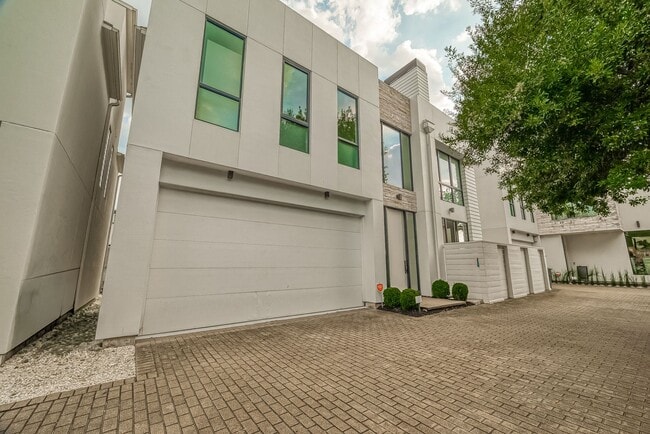Building Photo - Beautiful contemporary home in the sought-...