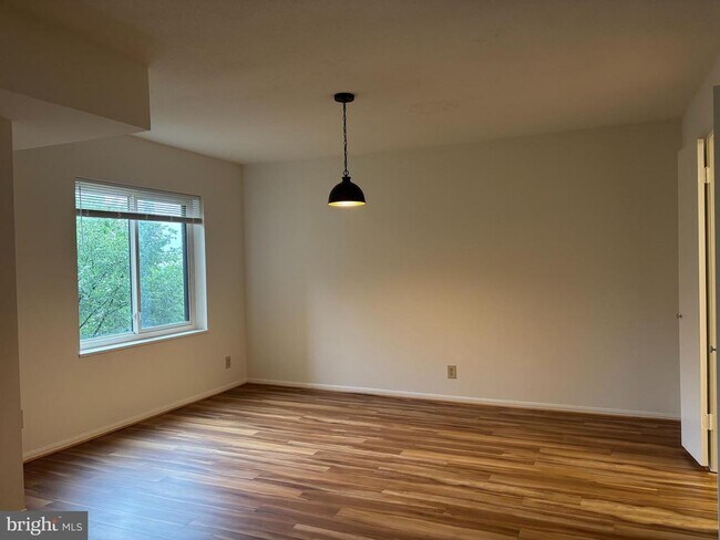 Building Photo - 8370 Greensboro Dr