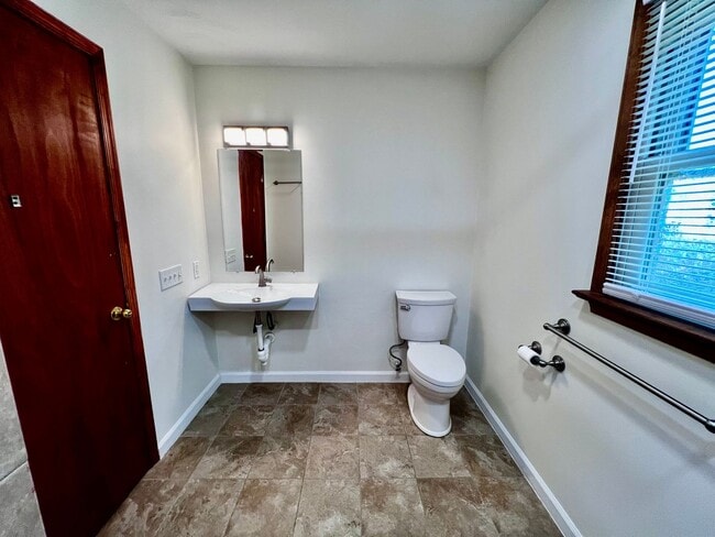 Building Photo - 4 bedroom ranch in the desirable Bellamy W...