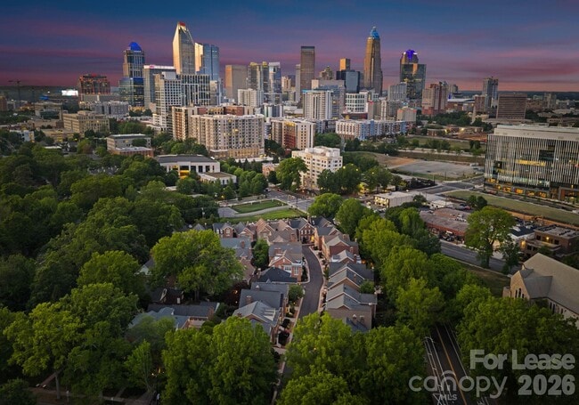 Building Photo - 1124 Dilworth Crescent Row