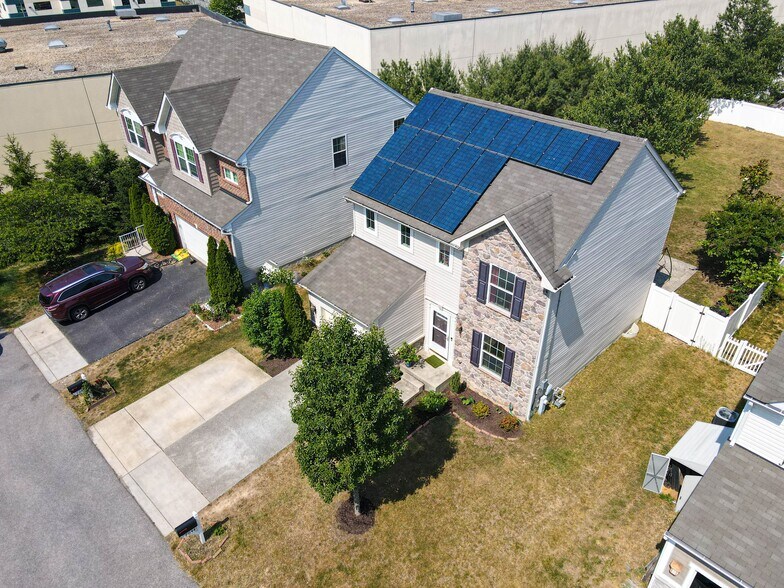 Building Photo - 7044 Lennox Ave