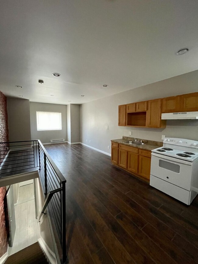 Primary Photo - 908 E Schiller St