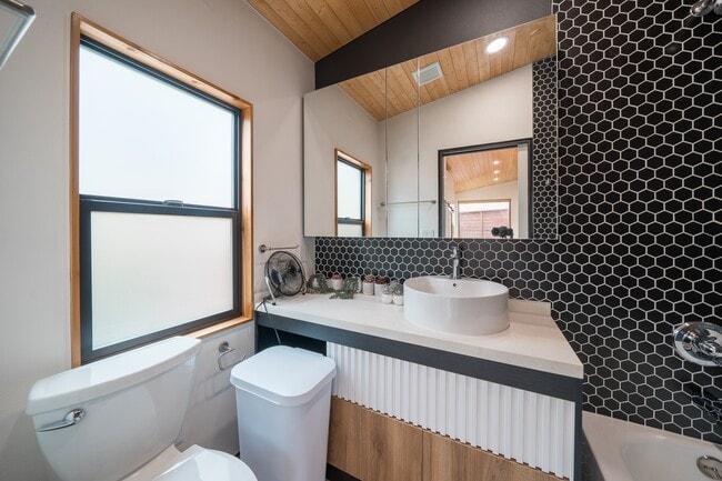 Building Photo - 3330 Nile St