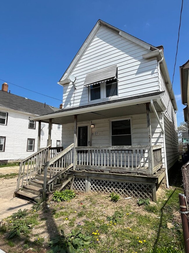 Building Photo - Madison/West Blvd neighborhood: 3 bedroom/...