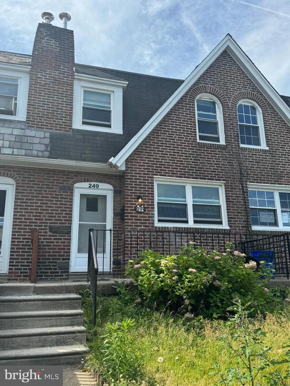 Building Photo - 249 N Linden Ave