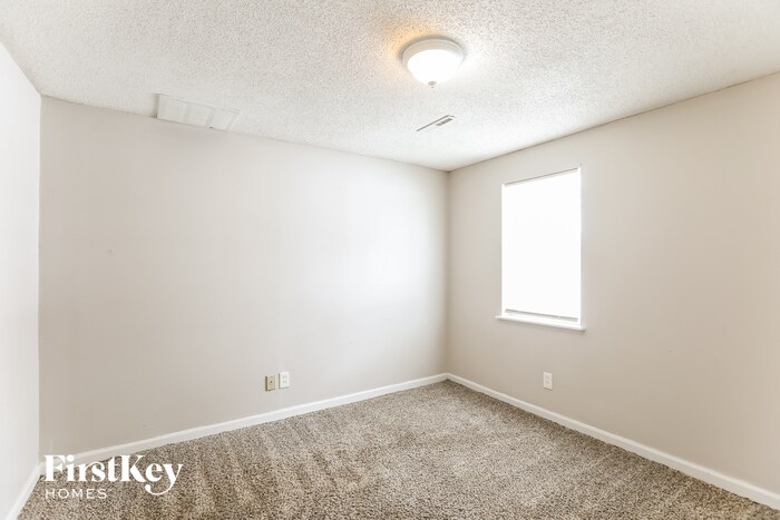 Building Photo - 900 Maple Ln