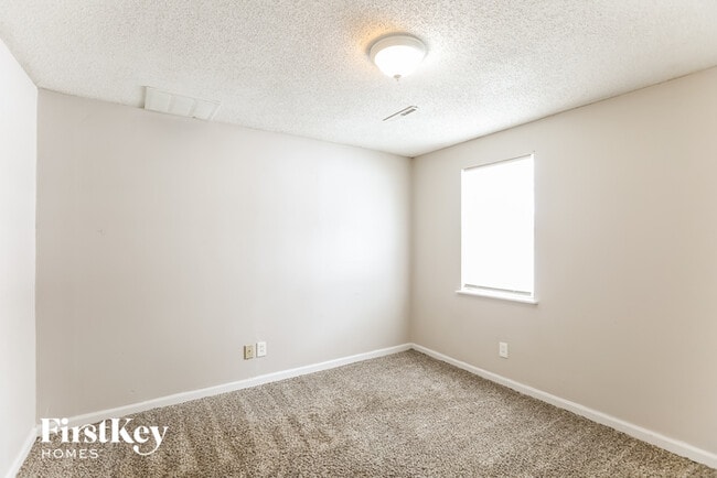 Building Photo - 900 Maple Ln