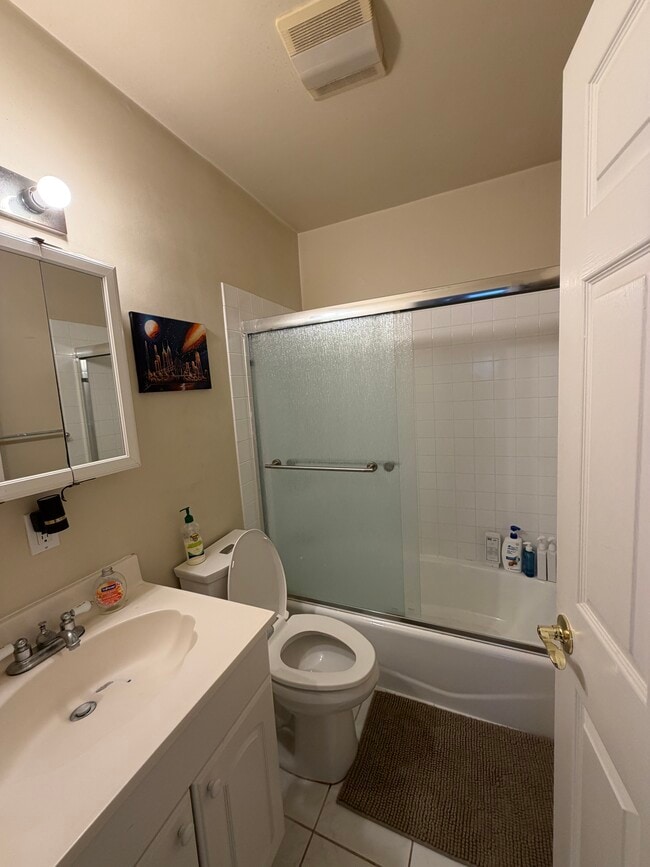 Second bathroom - 3283 Kelton Ave