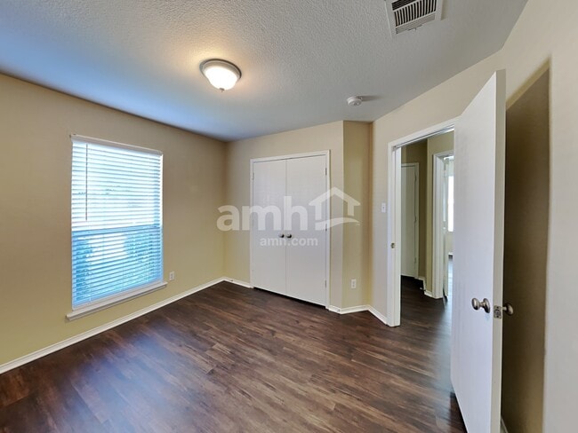 Building Photo - 106 Logan Ln