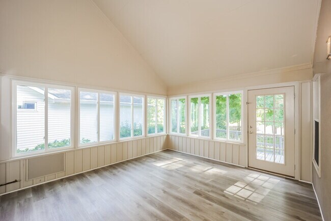 Building Photo - 385 Fairway Ct