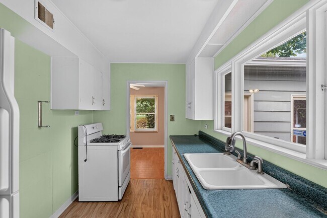 Building Photo - 2124 NE 78th Ave