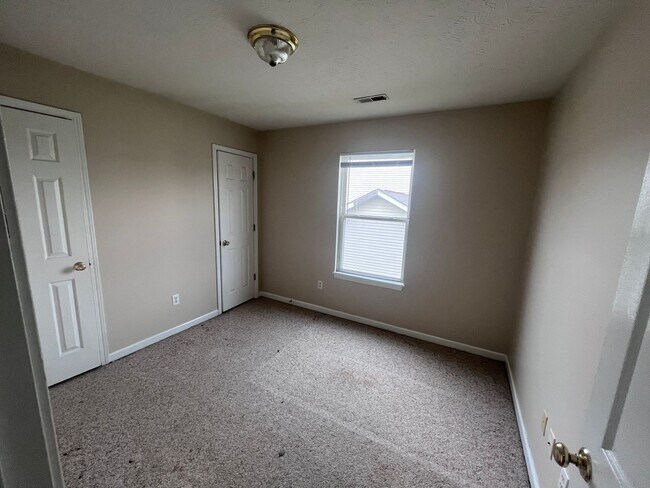 Building Photo - 3 Bedroom, 2.5 Bathroom Duplex