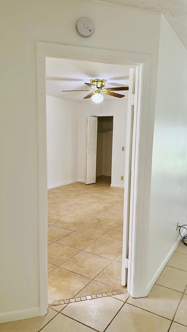 Building Photo - 3377 Lucerne Park Dr
