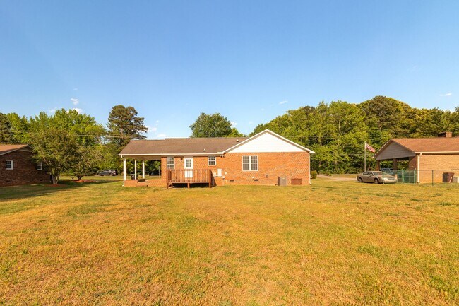 Building Photo - Beautifully Updated 3 bedroom, 2 bathroom Brick Ranch in Lexington