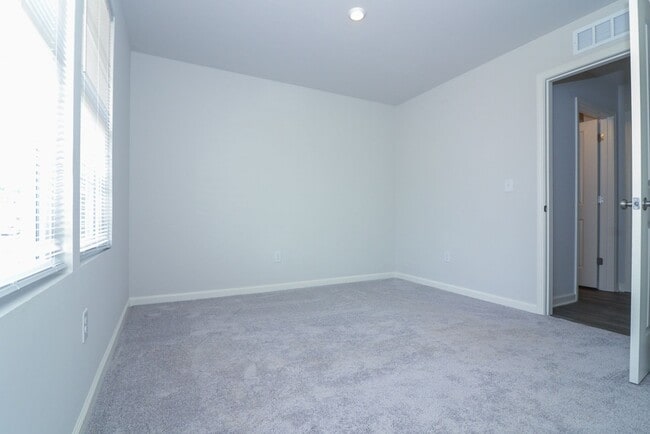 Building Photo - 132 Elegance Wy