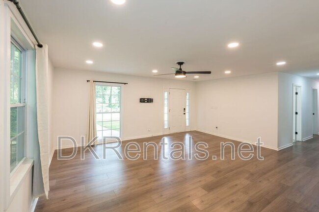 Building Photo - 83 Lucia Dr SE
