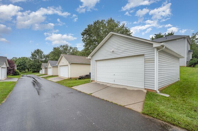 Building Photo - 9232 Ducati Ln