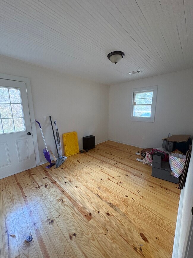 Building Photo - 492 Mobile St