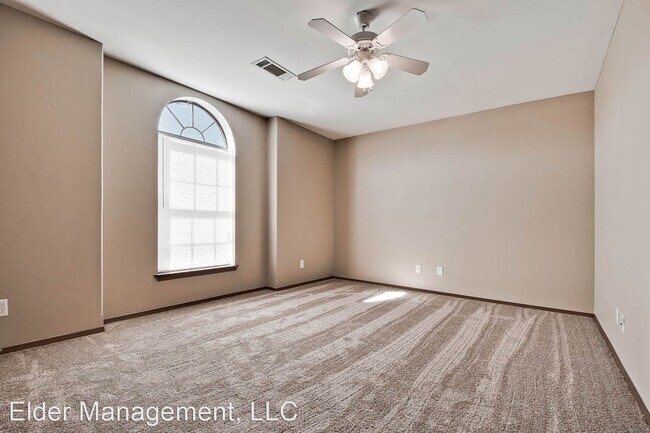 Building Photo - 2215 Hidden Lake St