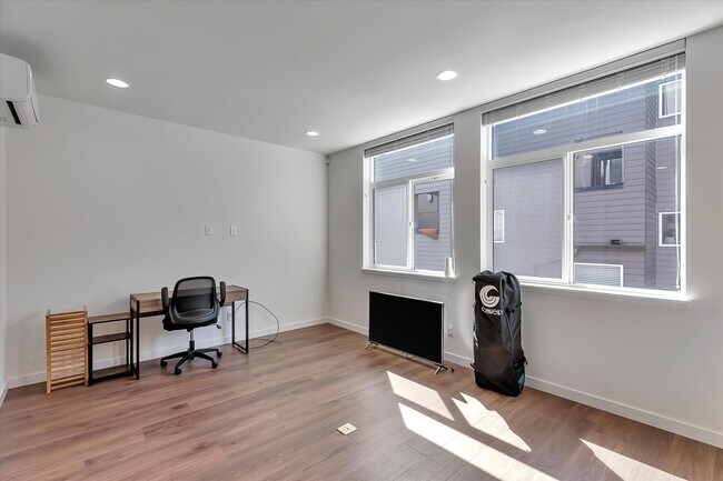 Building Photo - 1907 15th Ave S