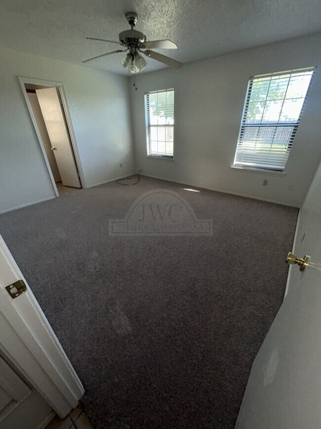 Building Photo - 2209 Fieldstone Dr