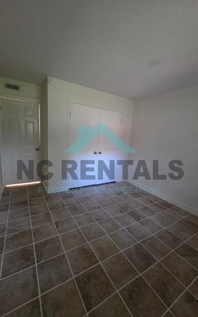 Building Photo - 7000 Longstreet Dr