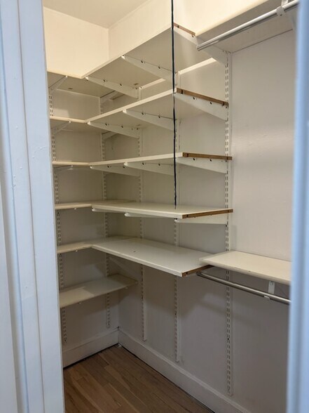 Building Photo - 4417 N Paulina St