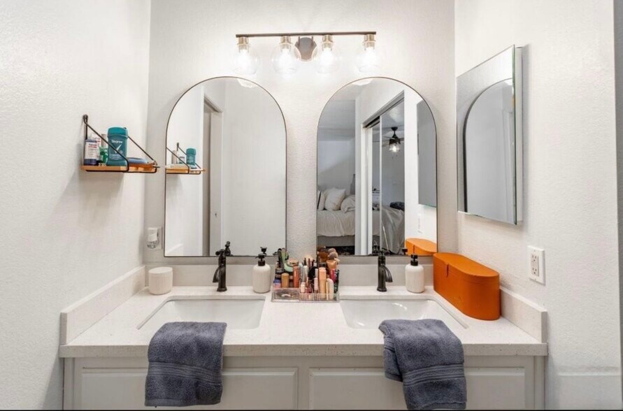 Building Photo - 729 W 37th St