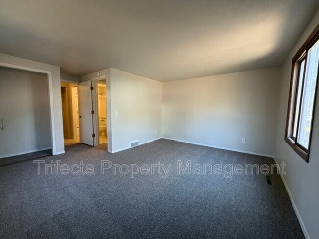 Building Photo - 3313 Dunbar Ave
