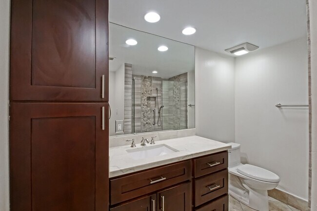 Building Photo - NICELY REMODELED, 2BR2.5BA, 1700 SQ FT CON...