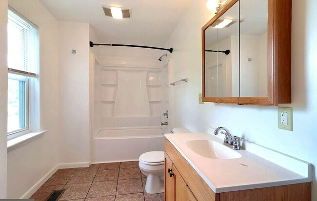 Building Photo - Charming 3-Bedroom Home with Office in How...