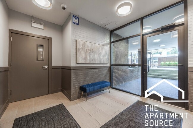 Building Photo - 1220 N La Salle Dr