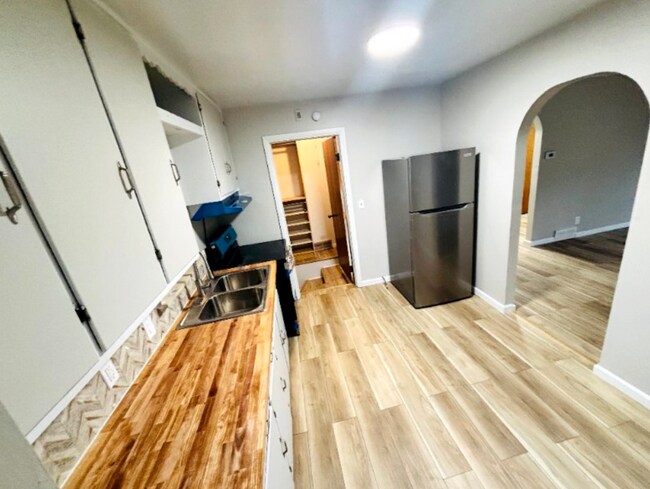 Building Photo - 3337 Court St