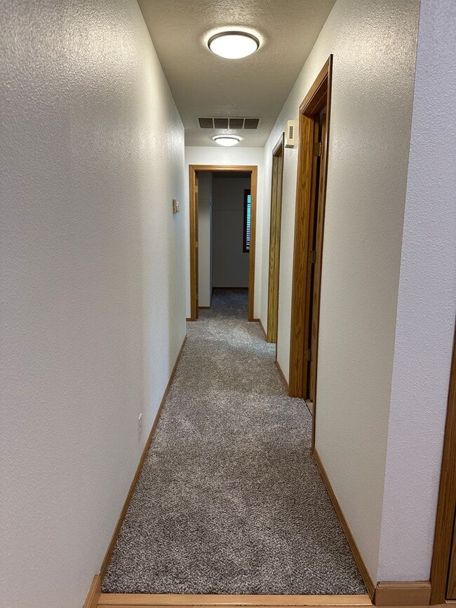 Building Photo - Newly Updated Single Level Home in Established Keizer Neighborhood