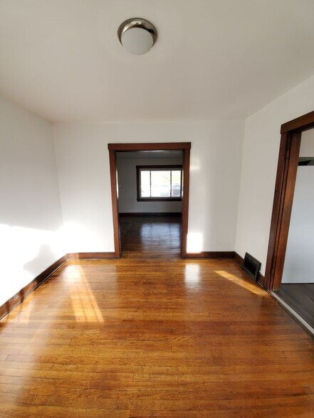 Building Photo - 4714 Sylvan Ave
