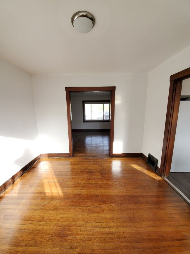 Building Photo - 3 Bedroom Section 8 approved! ASAP move in!