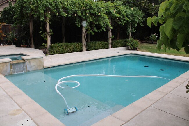 Building Photo - Gorgeous Single Story 3 Bedroom, 2 Bath wi...