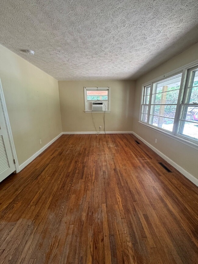 Building Photo - 3 Bedroom 1 Bathroom Home