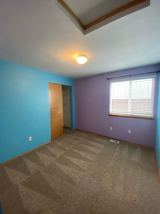 Building Photo - Charming 3 bed + bonus, 2 bath rambler - M...