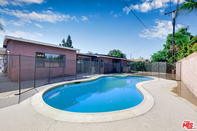 Building Photo - 5633 Cedarglen Dr