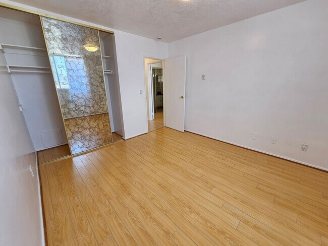 Building Photo - 2 Bed/ 2 Bath, TOP FLOOR CONDO