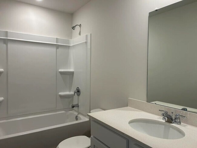 Building Photo - 3 Bedroom 2.5 Bathroom Townhouse in Windward Village - Summerville