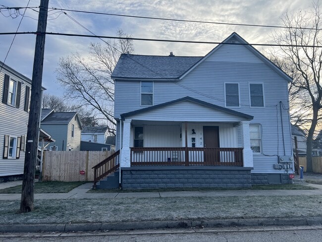 Large porch - small fenced in side yard - shared entrance - 142 Marion Ave SW