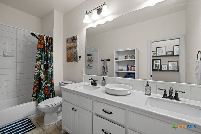 Building Photo - 2402 Twin Ridge Ct