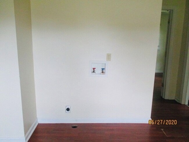 Building Photo - Country home that offers 3 bedrooms/1 bathroom