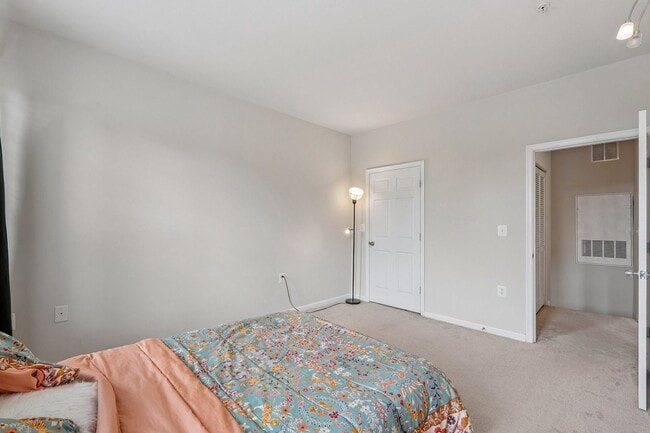 Building Photo - Stylish 3-Level Condo with Garage in Prime...